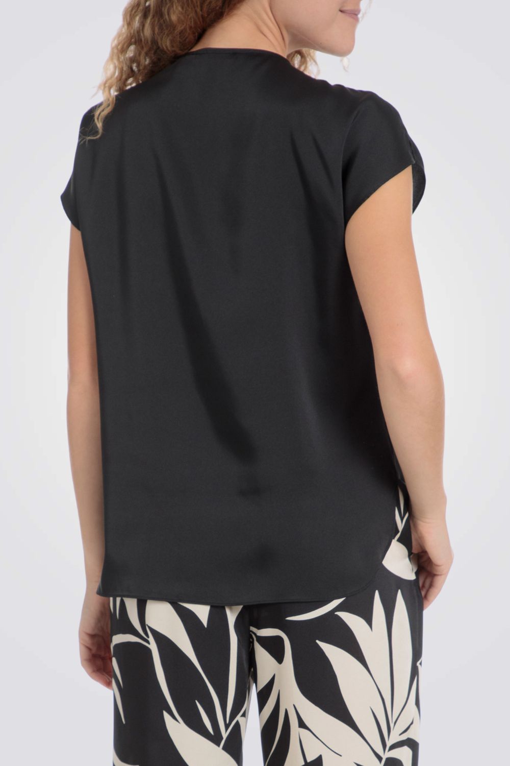 חולצה צווארון עם רוכסן בצבע שחור