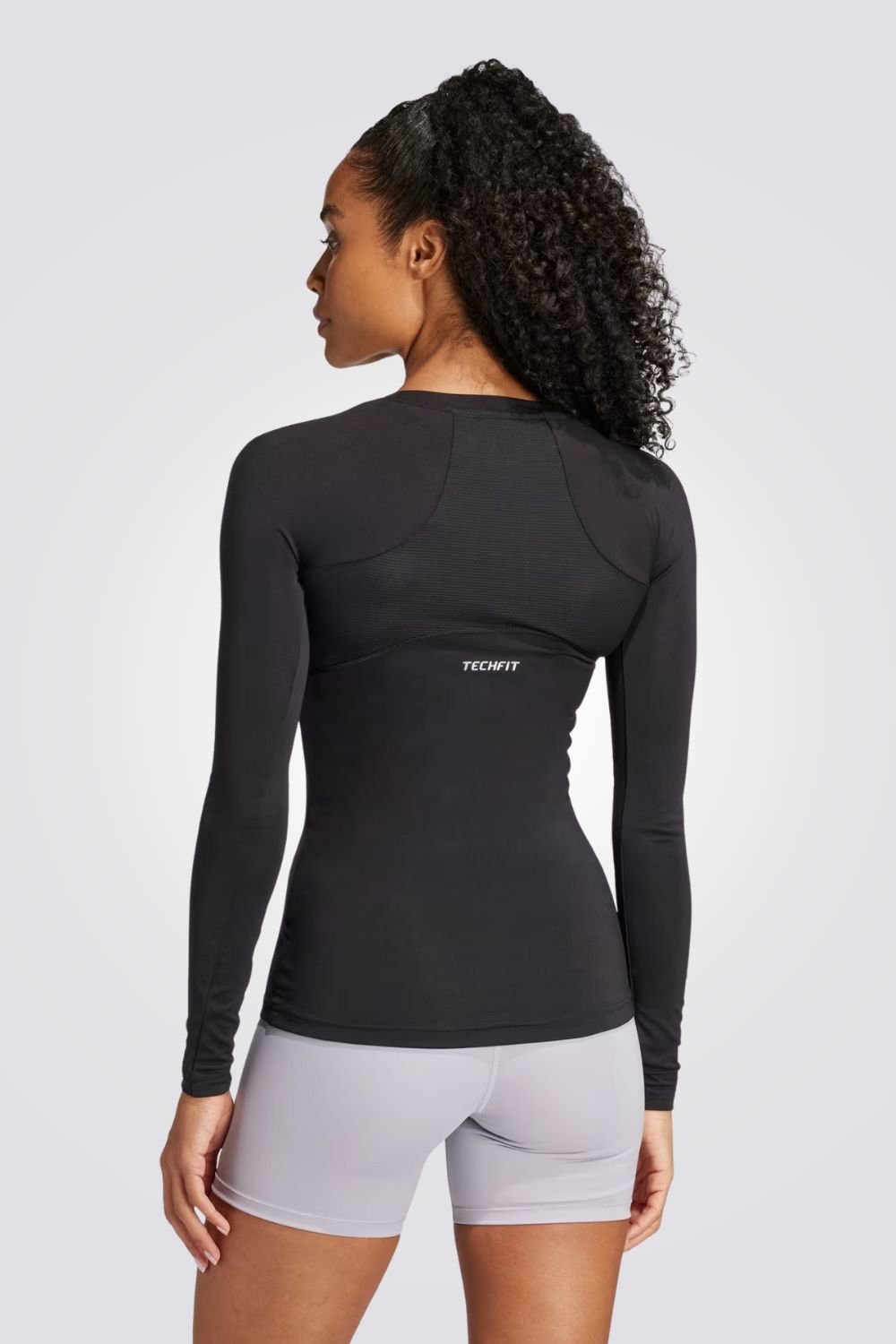 חולצת אימון ארוכה לנשים בצבע שחור
