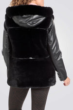 ג'קט דמוי עור בצבע שחור עם פרווה מלאכותית