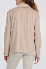 אוברשירט במראה זמש בצבע בז' 