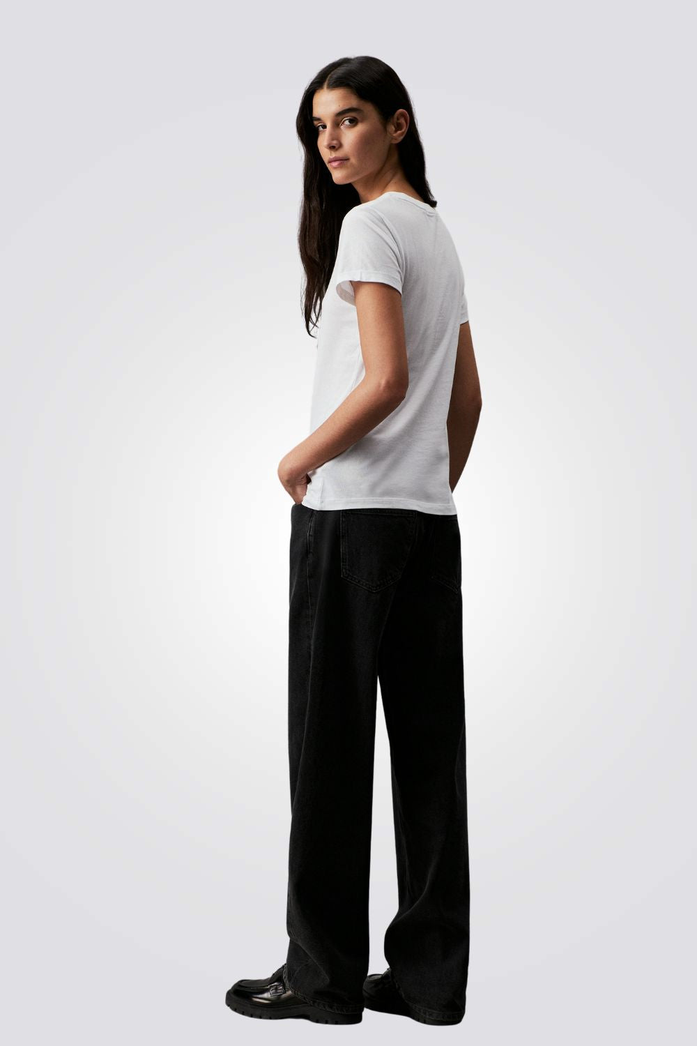 טישירט לנשים בצבע לבן עם לוגו