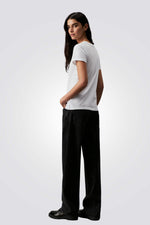 טישירט לנשים בצבע לבן עם לוגו