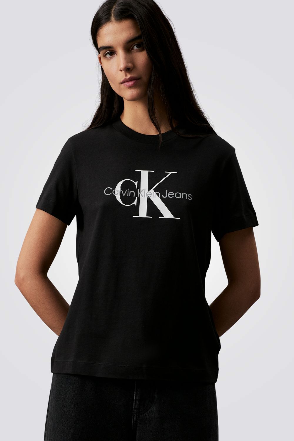 טישירט לנשים בצבע שחור עם לוגו