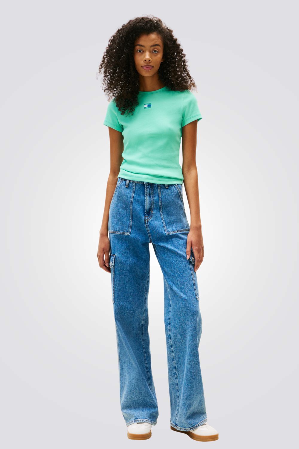 טישירט לנשים בצבע ירוק עם לוגו 