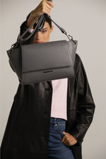 תיק צד אלגנטי עם רצועה מתכווננת | קנת קול 