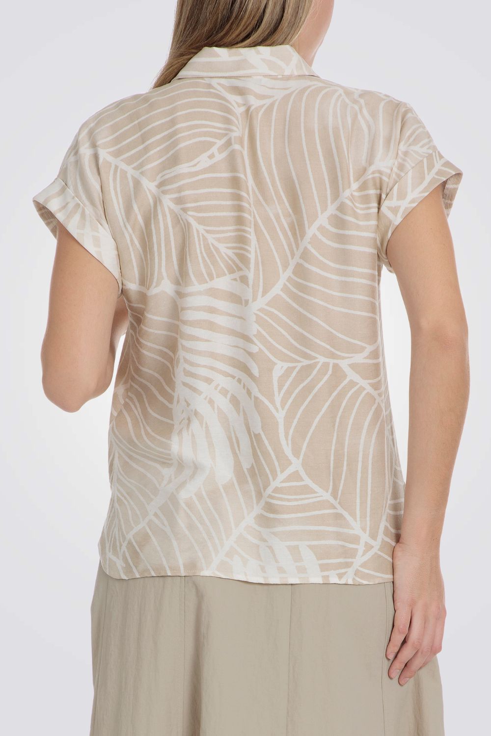 חולצה מכופתרת הדפס עלים בצבע בז'/לבן