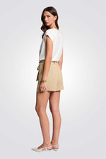 טישירט בצבע לבן הדפס בחזית