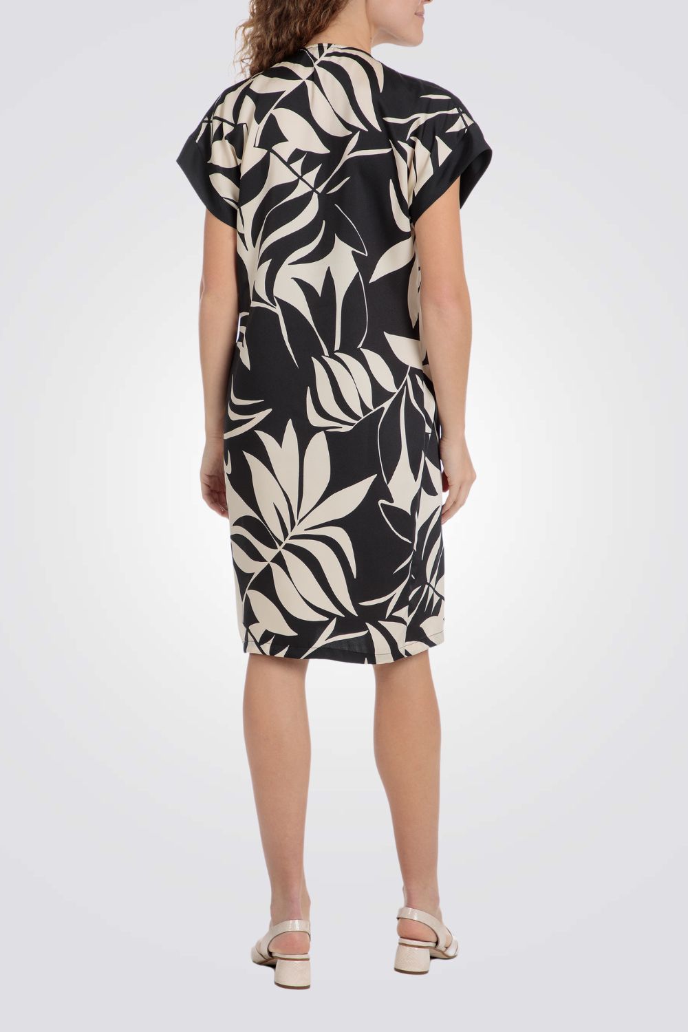 שמלה קצרה הדפס עלים בצבע שחור/שמנת