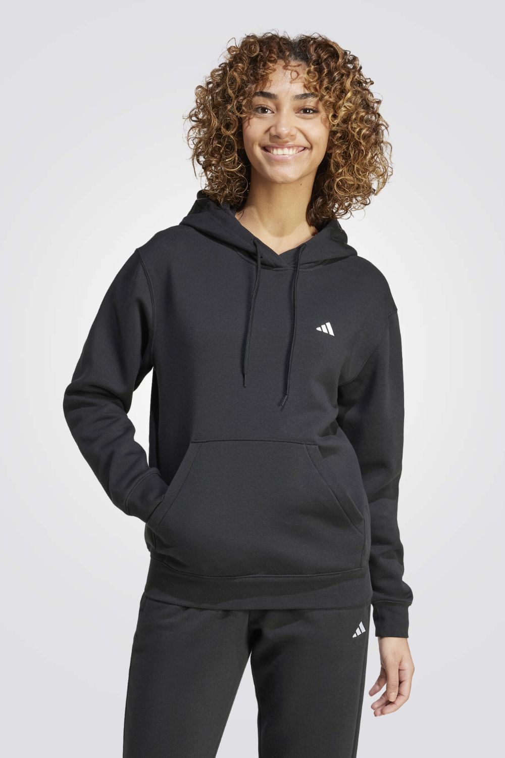 סווטשירט קפוצ'ון ESSENTIALS לנשים בצבע שחור 