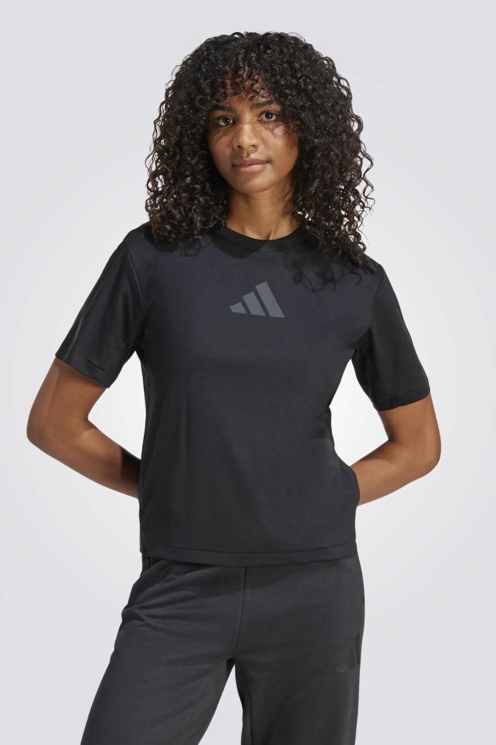 טישירט ממותגת בצבע שחור לנשים | אדידס 