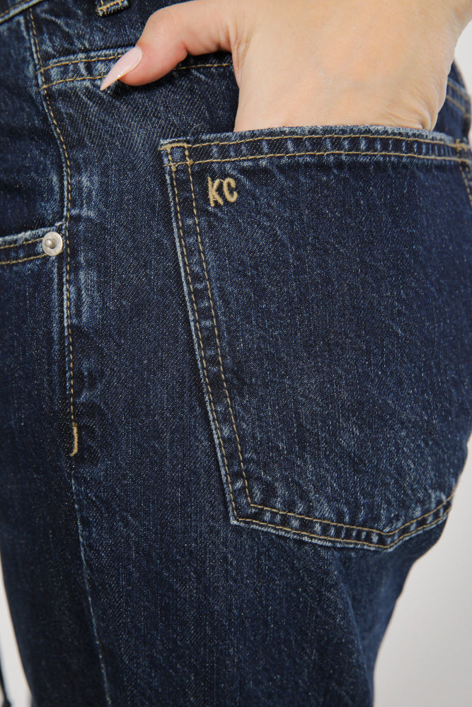 ג'ינס עם רגל רחבה וחגורה בצבע כחול כהה