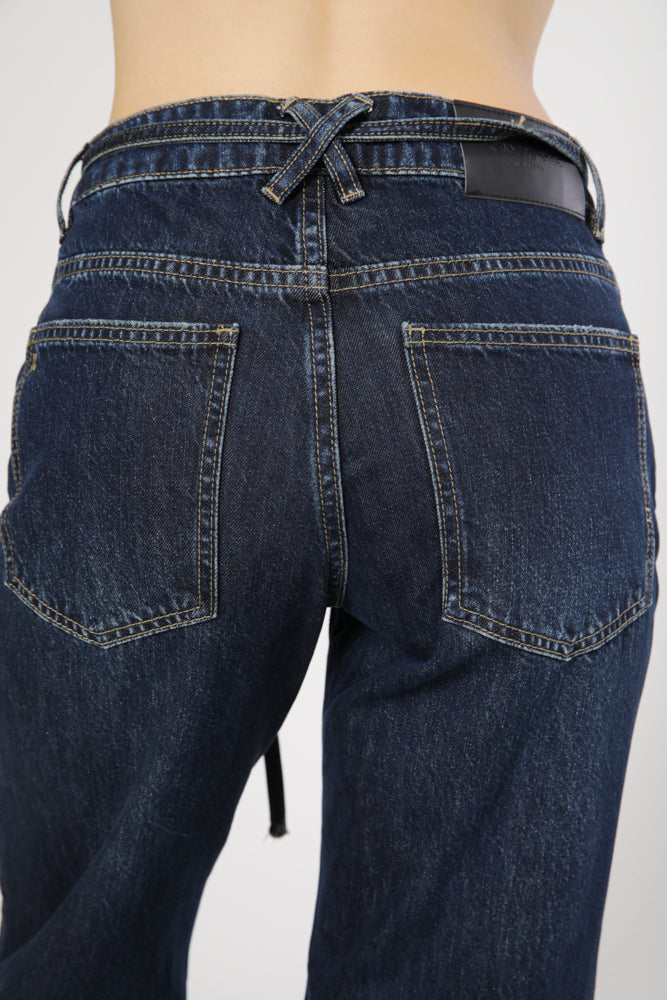 ג'ינס עם רגל רחבה וחגורה בצבע כחול כהה