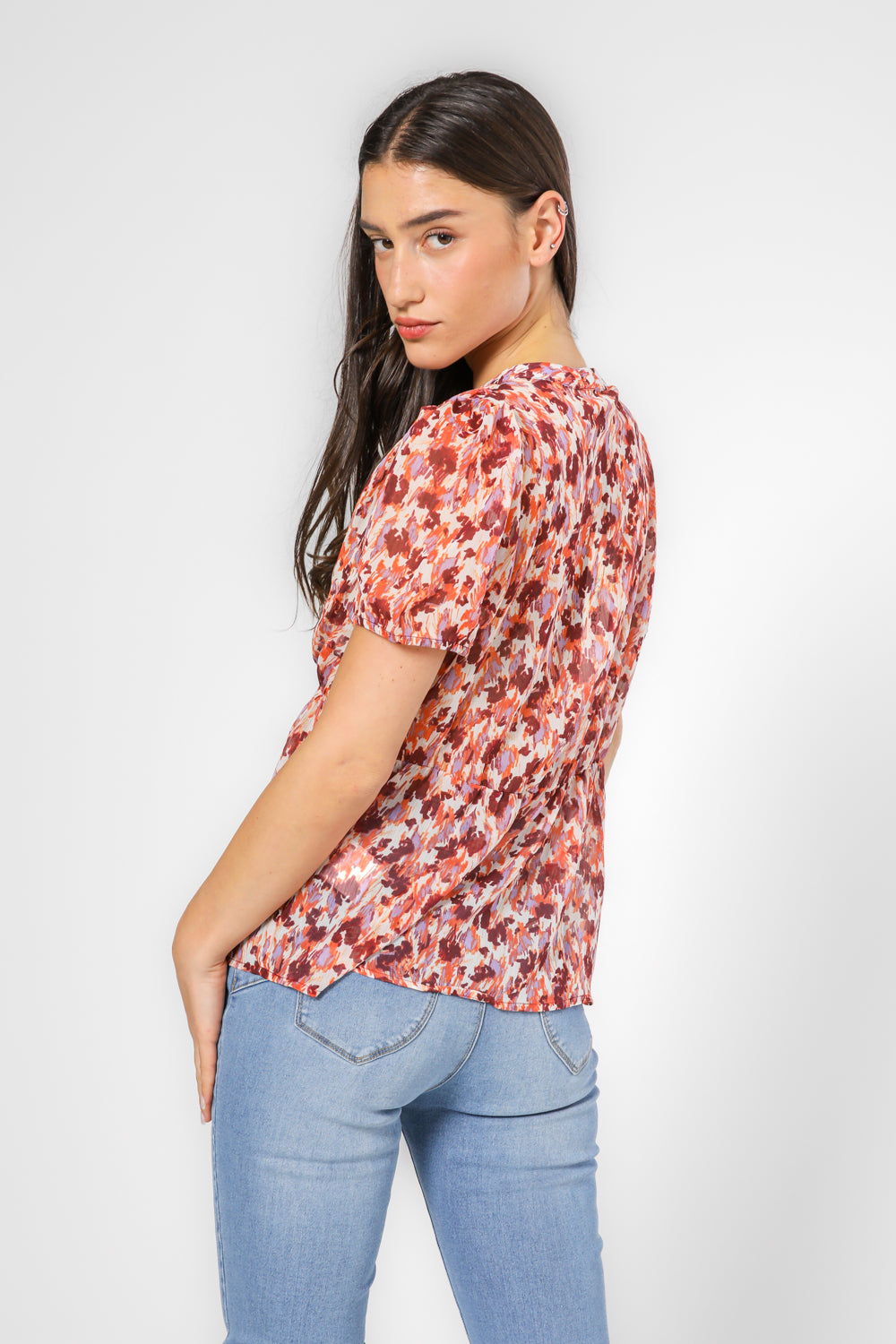 חולצה עם הדפס צבעוני
