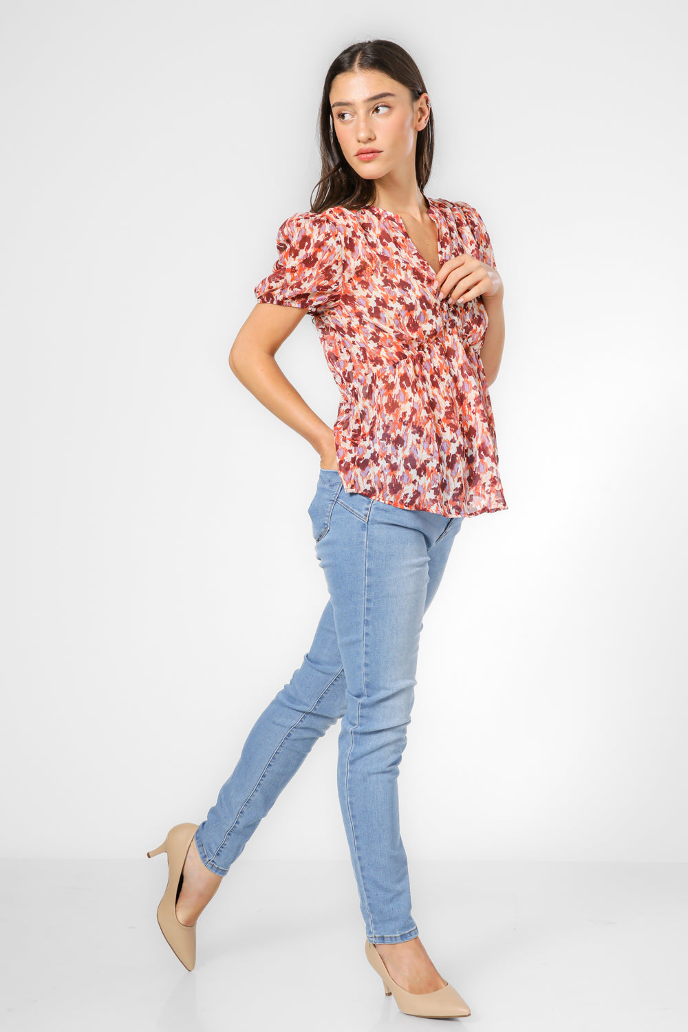 חולצה עם הדפס צבעוני