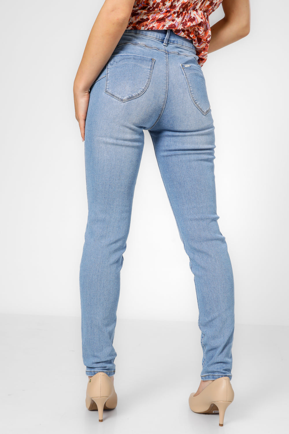 ג'ינס בגזרה צמודה בצבע כחול בהיר