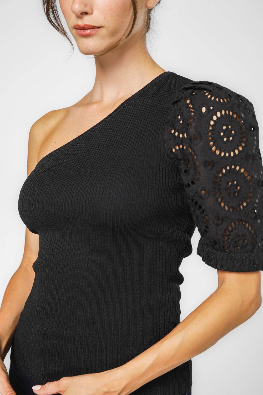 חולצה כתף אחת תחרה בצבע שחור