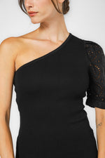 חולצה כתף אחת תחרה בצבע שחור