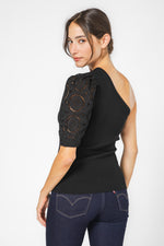 חולצה כתף אחת תחרה בצבע שחור