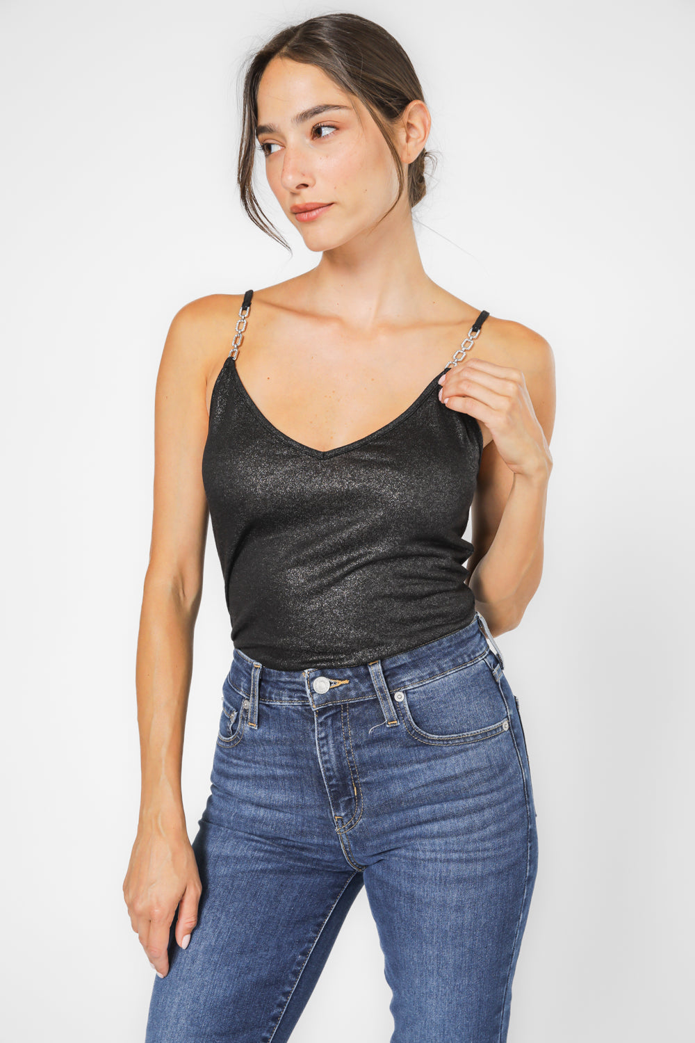 גופיה עם אבזם בכתף