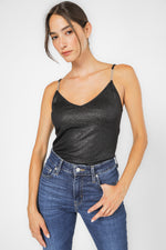 גופיה עם אבזם בכתף