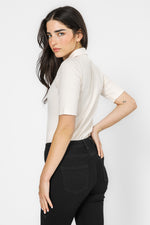 חולצה פולו בצבע לבן