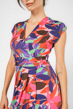 שמלה מעטפת עם הדפס אבסטרקטי 