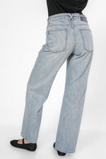 ג'ינס עם רגל רחבה וחגורה בצבע כחול בהיר