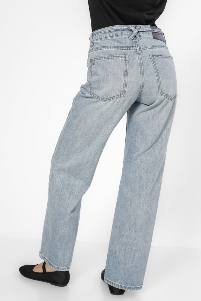 ג'ינס עם רגל רחבה וחגורה בצבע כחול בהיר