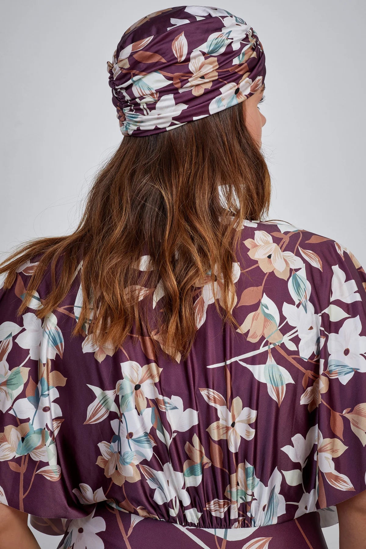 טורבן פרחוני לנשים בצבע סגול