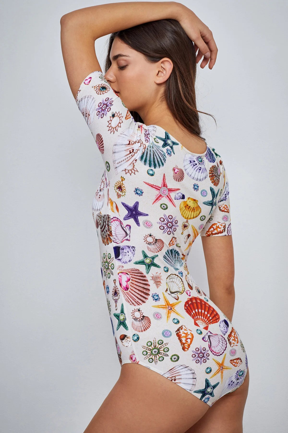 בגד ים שלם בצבע לבן עם צדפים לנשים