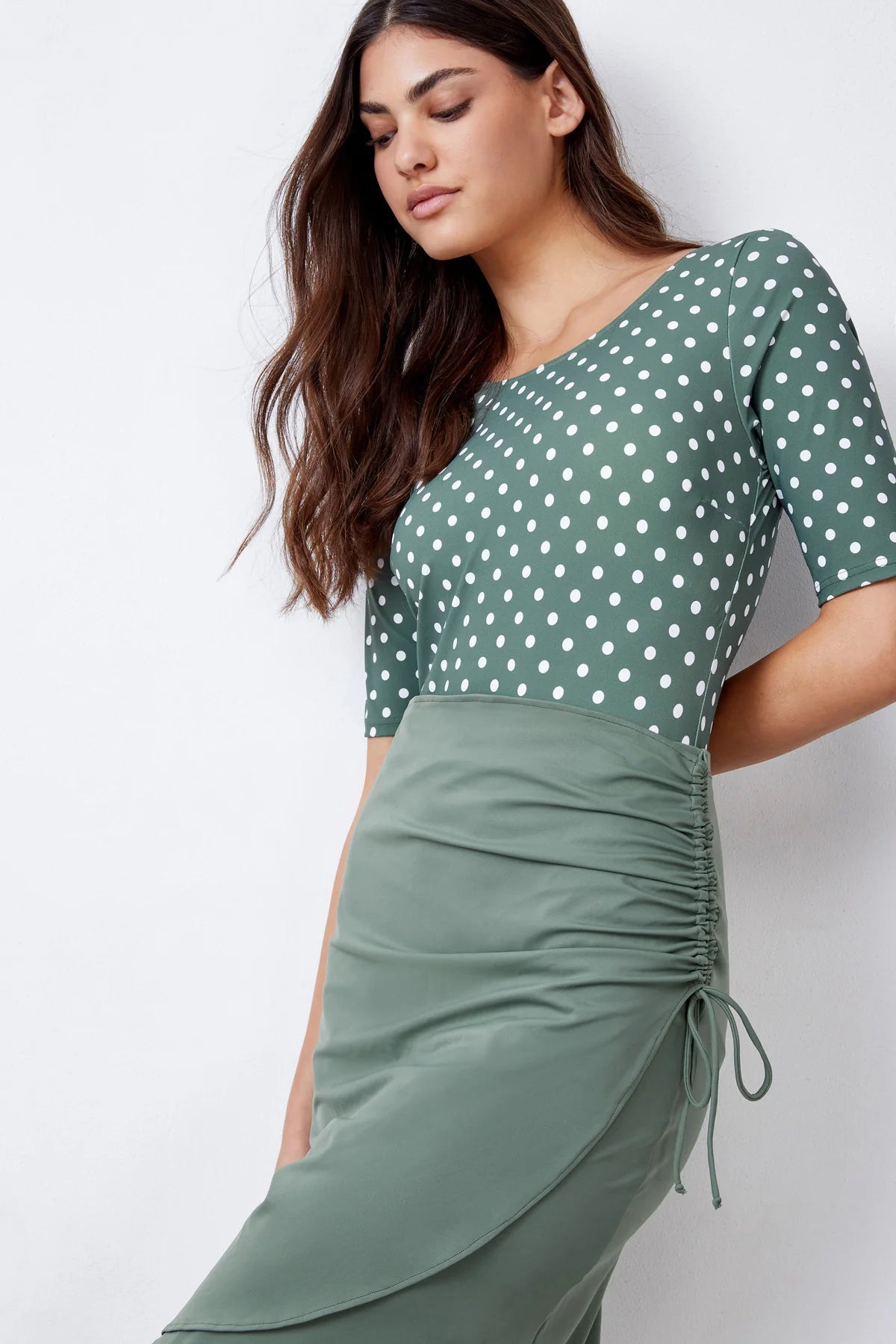 חצאית בגד ים מעטפת קשירה לנשים בצבע ירוק