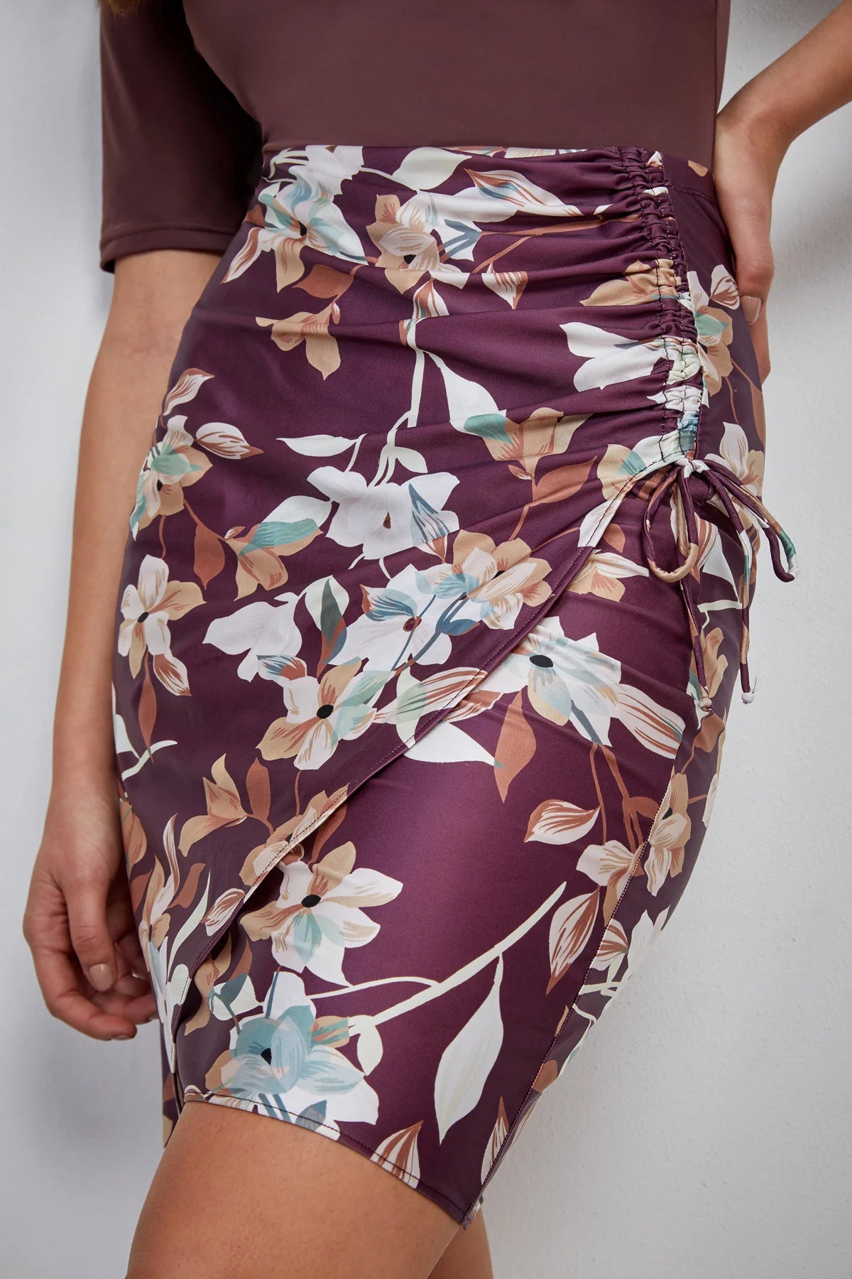 חצאית בגד ים מעטפת קשירה בצבע סגול עם פרחים