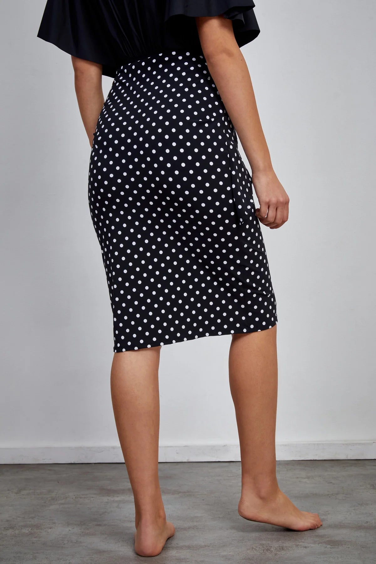 חצאית בגד ים מעטפת קשירה לנשים בצבע שחור עם נקודות