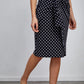 חצאית בגד ים מעטפת קשירה לנשים בצבע שחור עם נקודות - 5