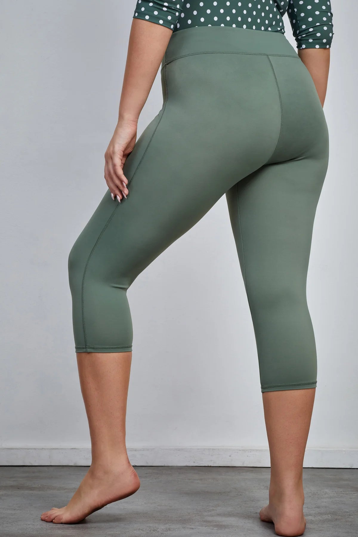 טייץ לייקרה קפרי בצבע חאקי