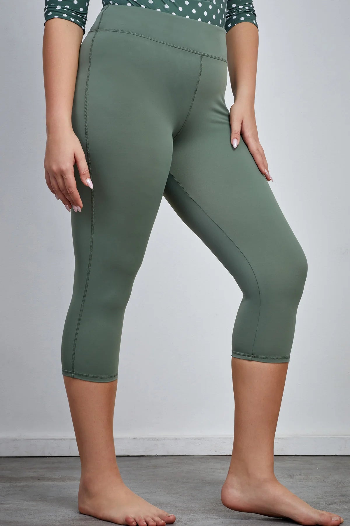 טייץ לייקרה קפרי בצבע חאקי