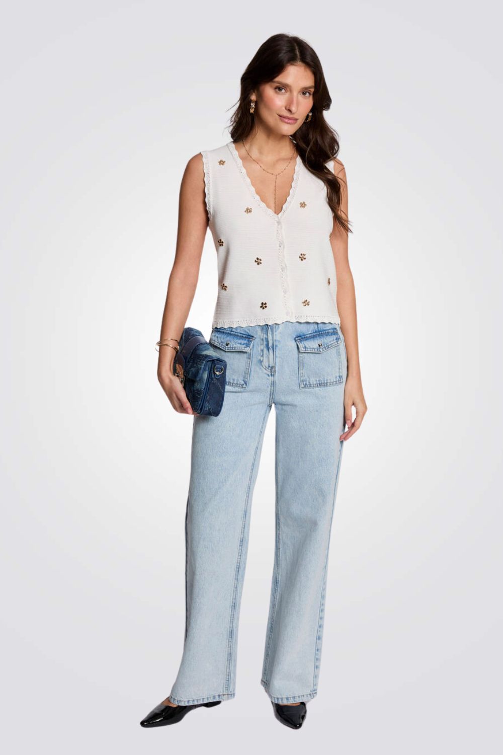 ווסט סריג בצבע לבן עם עיטורי פרחים