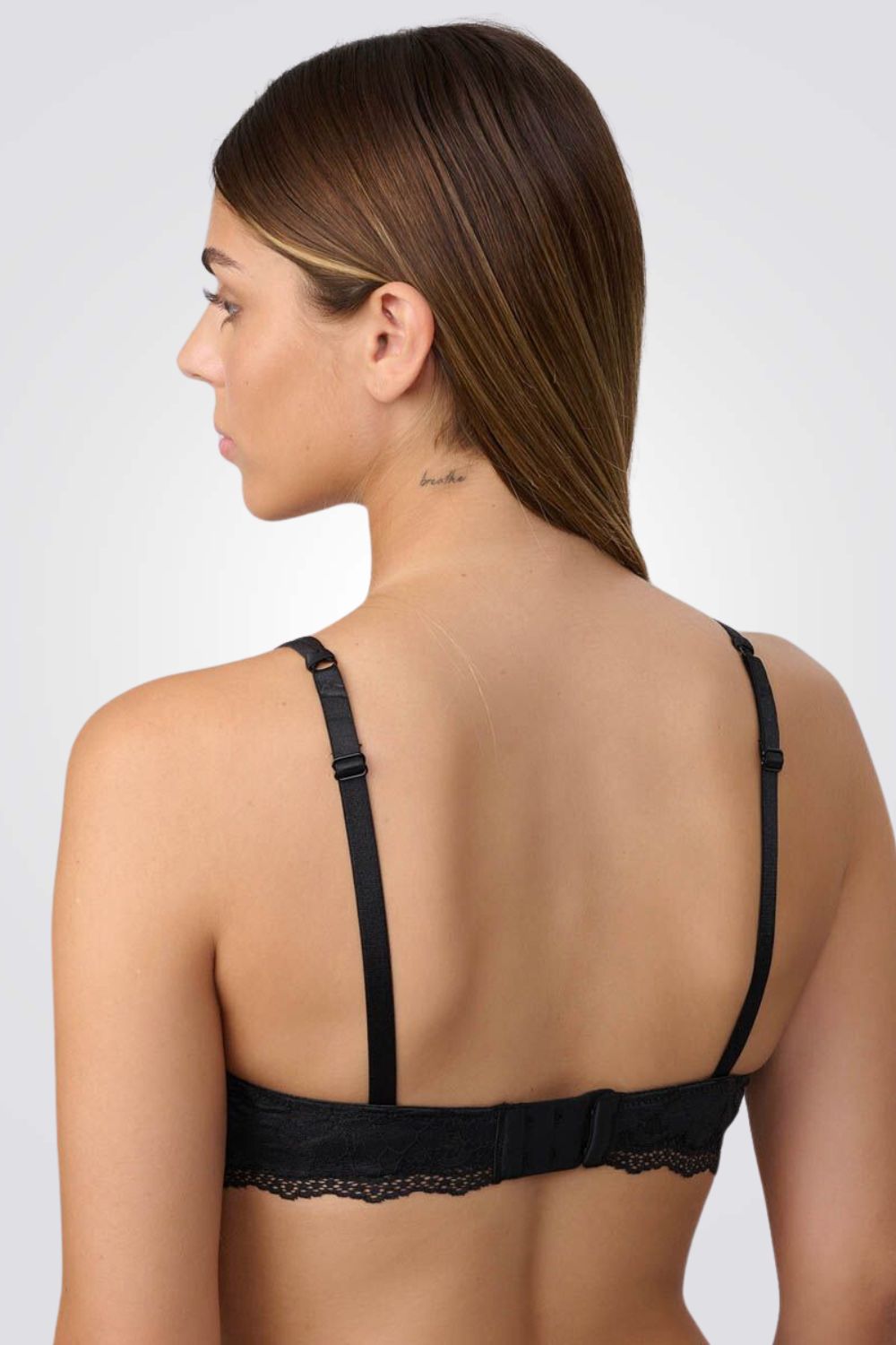 חזיית פוש אפ תחרה בצבע שחור