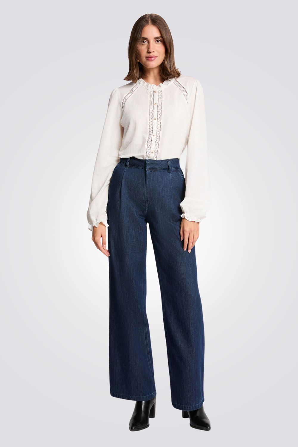 חולצה לבנה קלאסית עם נגיעות תחרה | מורגן 