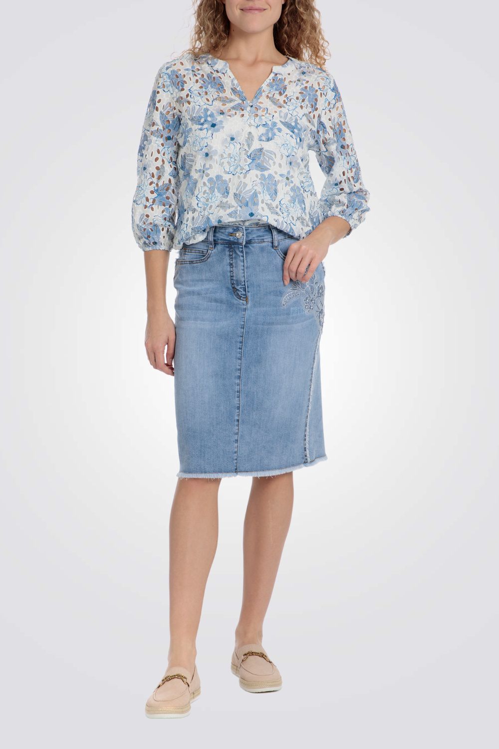 חולצה טווינסט רקמות פרחוניות בצבע תכלת/לבן