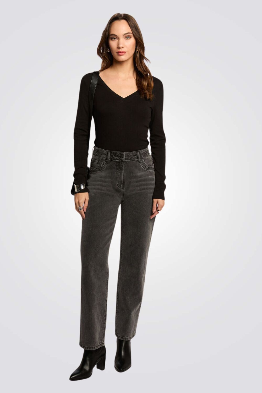 טישירט שרווך ארוך צווארון וי בצבע שחור