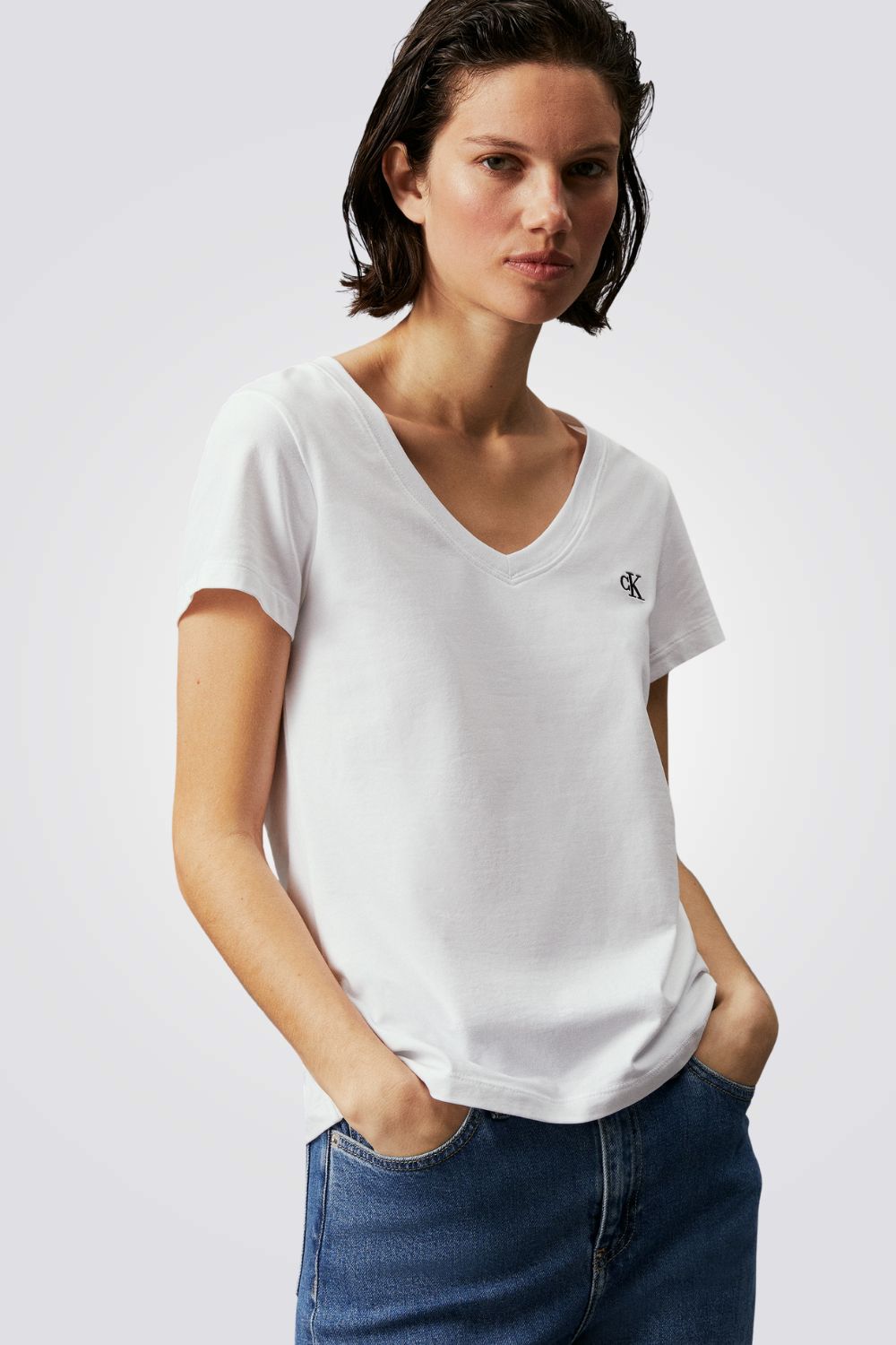 טישירט לנשים בצבע לבן עם לוגו