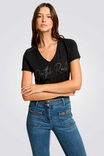 טישירט לנשים עם הדפס נוצץ ומפתח V | מורגן 