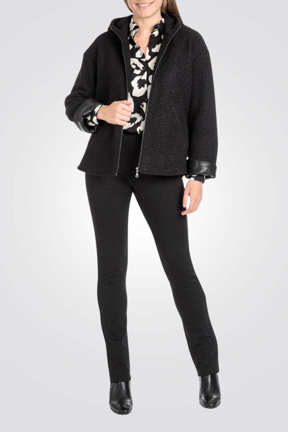 ג'קט בצבע שחור עם כובע קפוצ'ון