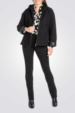 ג'קט בצבע שחור עם כובע קפוצ'ון