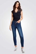 חולצת טריקו עם שרוולי תחרה בצבע נייבי