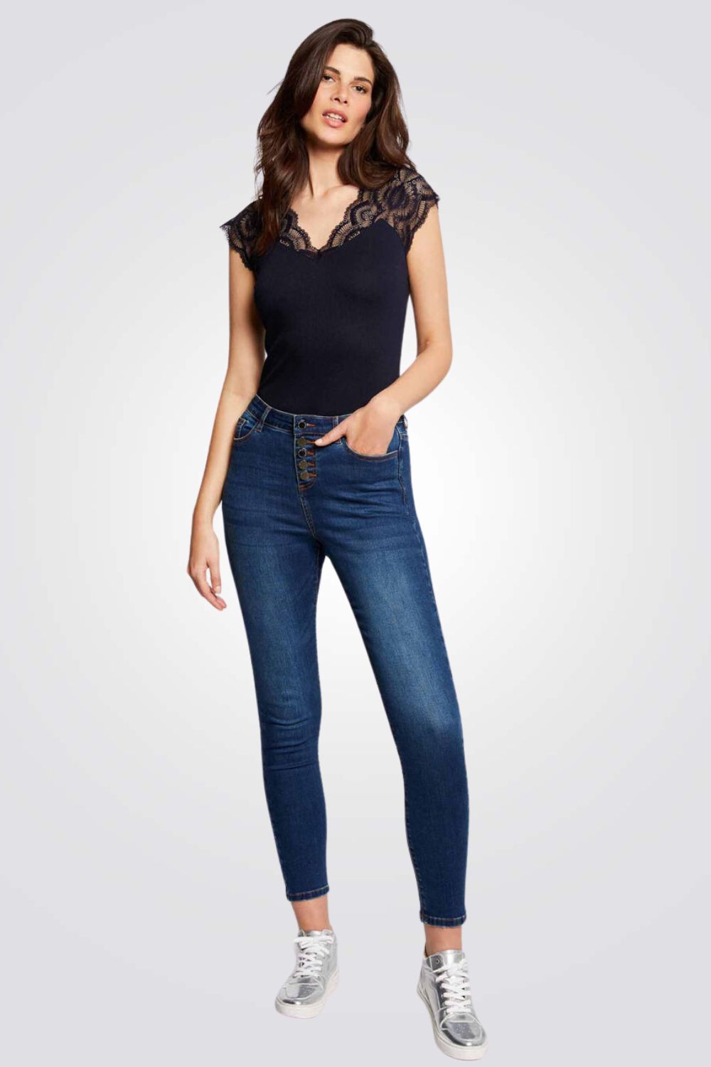 חולצת טריקו עם שרוולי תחרה בצבע נייבי