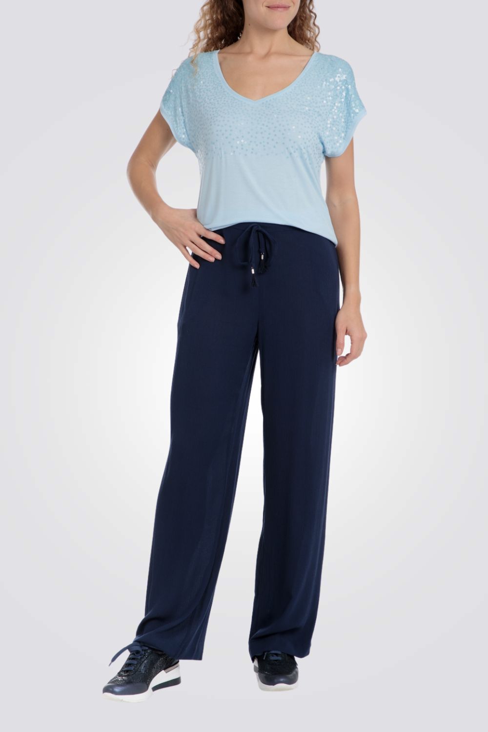 טישירט לנשים בצבע עם עיטור פאייטים