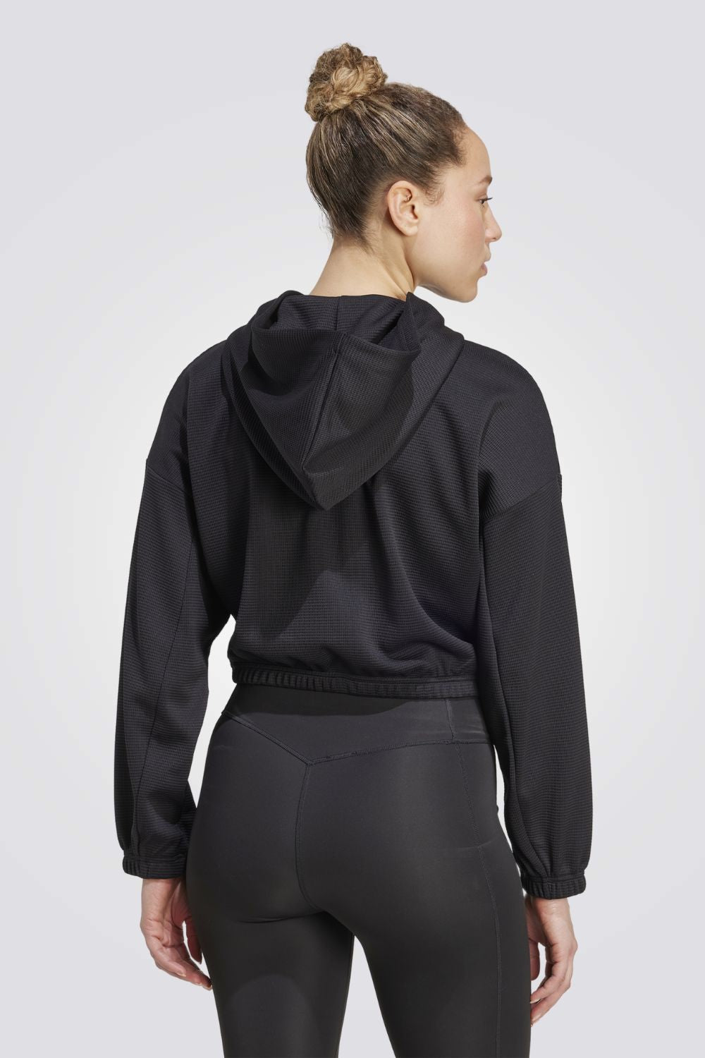 סווטשירט עם קפוצ'ון לנשים בצבע שחור
