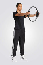 מכנסי טרנינג לנשים בצבע שחור